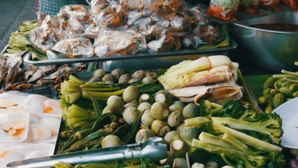 Várias verduras que cresce na Tailândia. Ovos cozidos no balcão. Contador com variedade de comida tailandesa. Asiático comida de rua — Vídeo de Stock