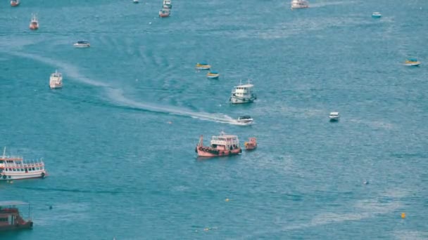 PATTAYA, TAILANDIA - 7 de febrero de 2018: Vista del Golfo del Sur de China en Pattaya. Varios barcos están en la bahía del mar . — Vídeos de Stock