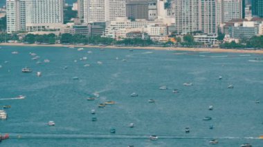 Pattaya, Tayland - 7 Şubat 2018: Körfez Güney Çin Denizi Pattaya görünümü. Çeşitli gemi deniz koyda hazır.
