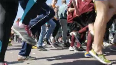 21 Nisan 2018 - Kamenskoye, Ukrayna: halklar bacaklar yapar ısınma maraton yarıştan önce çok sayıda. Atlar ve insanlar Meydanı'nda çok sayıda ağız kavgası