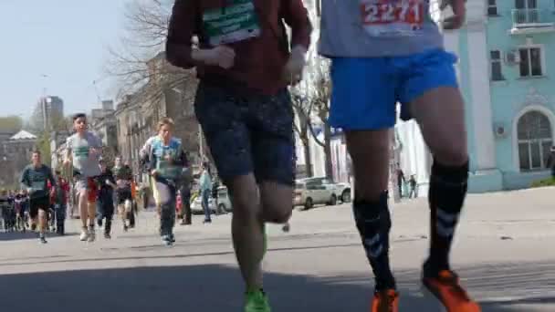 21 de abril de 2018 - Kamenskoye, Ucrania: Carrera de maratón, la gente corre desde el principio, multitud de corredores — Vídeos de Stock