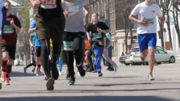 21. dubna 2018 - Kamenskoye, Ukrajina: Maratonský závod, lidé utíkají od začátku, dav běžců — Stock video