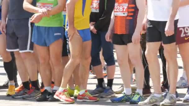 21 aprile 2018 - Kamenka, Ucraina: folla di persone che partecipano alla maratona in attesa del comando di partenza — Video Stock