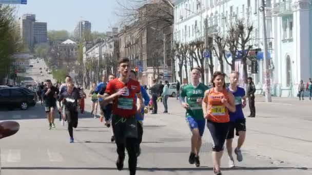 21 de abril de 2018 - Kamenskoye, Ucrânia: Maratona corrida, as pessoas correm desde o início, multidão de corredores — Vídeo de Stock