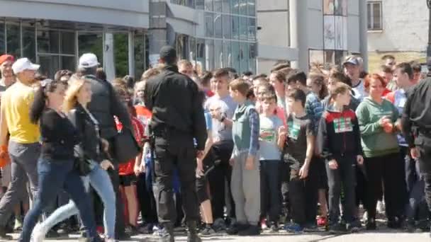 21 квітня 2018 - Кам'янка, Україна: натовп людей, що беруть участь в марафоні очікування для запуску команди — стокове відео