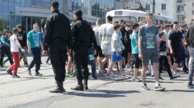 21 Nisan 2018 - Kamenka, Ukrayna: start komutu için bekleyen maraton katılan insanların kalabalık