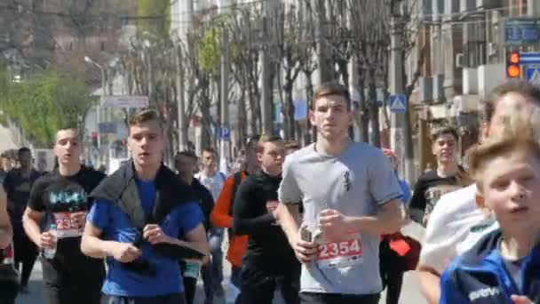21 de abril de 2018 - Kamenskoye, Ucrânia: Maratona corrida, as pessoas correm desde o início, multidão de corredores — Vídeo de Stock