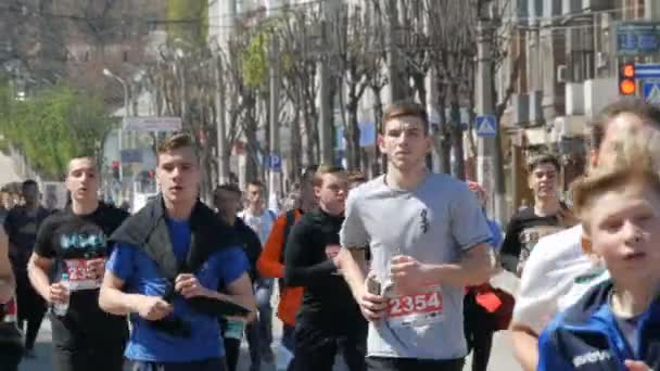 21 aprile 2018 - Kamenskoye, Ucraina: Maratona, la gente corre fin dall'inizio, folla di corridori — Video Stock