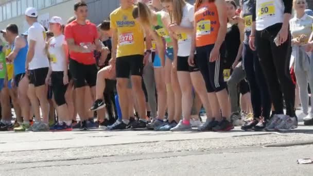 21 de abril de 2018 - Kamenka, Ucrania: multitud de personas participando en la maratón a la espera del mando inicial — Vídeos de Stock
