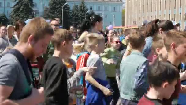 21 квітня 2018 - Kamenskoye, Україна: велика кількість народів ноги робимо розминці перед марафонського бігу. Стрибає і присідання великого числа людей на площі — стокове відео
