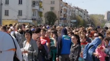 21 Nisan 2018 - Kamenka, Ukrayna: start komutu için bekleyen maraton katılan insanların kalabalık