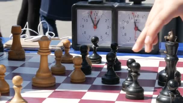21. dubna 2018 - Kamenskoye, Ukrajina: Děti hrát šachy v ulici. Pouliční turnaj v šachu venkovní, Šachové hodiny stiskne ruku — Stock video
