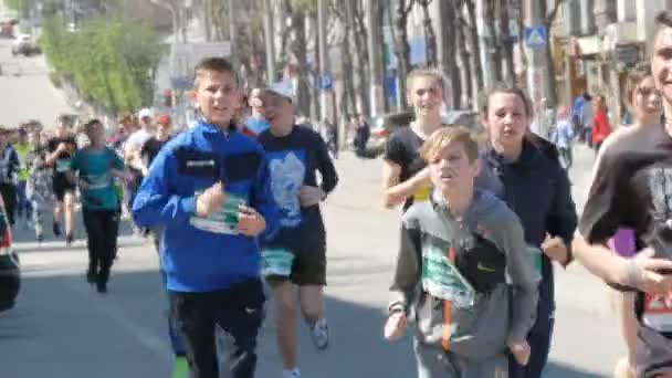 21. dubna 2018 - Kamenskoye, Ukrajina: Maratonský závod, lidé utíkají od začátku, dav běžců — Stock video