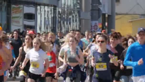 2018年4月21日-Kamenskoye, 乌克兰: 马拉松比赛, 人奔跑从开始, 人群赛跑者 — 图库视频影像