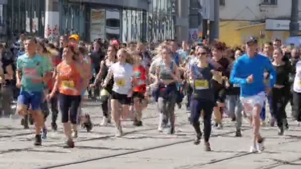 21 April 2018 Kamenskoye, Ukraina: Balapan maraton, orang-orang berlari dari awal, kerumunan pelari — Stok Video