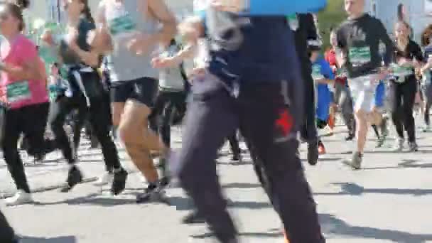 21. dubna 2018 - Kamenskoye, Ukrajina: Maratonský závod, lidé utíkají od začátku, dav běžců — Stock video