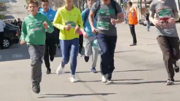 21 апреля 2018 - Каменское, Украина: марафонская гонка, люди бегут от старта, толпа бегунов — стоковое видео
