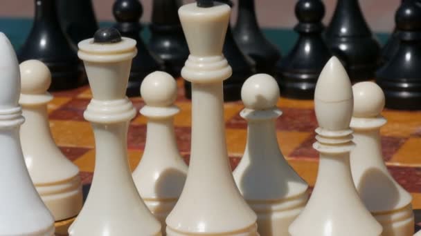 Μαύρο και άσπρο σκάκι σταθεί στο Διοικητικό Συμβούλιο, επί της οδού — Αρχείο Βίντεο