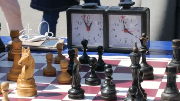 21 de abril de 2018 - Kamenskoye, Ucrânia: Crianças jogam xadrez na rua. Torneio de xadrez de rua ao ar livre, relógio de xadrez pressiona a mão — Vídeo de Stock