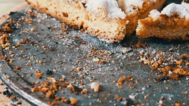 Apfelkuchen aus Mürbeteig in der heimischen Küche. Stücke halb verzehrten Kuchens auf einem Tisch. hausgemachtes Backen. — Stockvideo