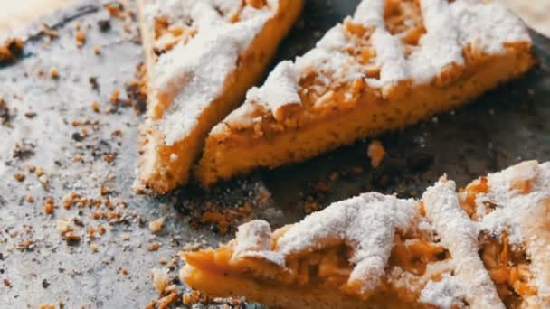 Tarta de manzana de pastelería corta en la cocina casera. Trozos de pastel medio comido en una mesa. Hornear en casa . — Vídeos de Stock