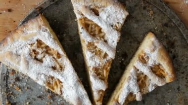 Yarısı yenmiş pasta bir tabloda parçaları. Homemade pişirme. Dan ev mutfakta kısa pasta elmalı turta