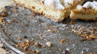 Yarısı yenmiş pasta bir tabloda parçaları. Homemade pişirme. Dan ev mutfakta kısa pasta elmalı turta