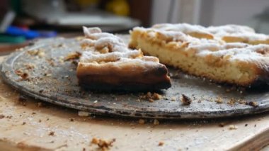Yarısı yenmiş pasta bir tabloda parçaları. Homemade pişirme. Dan ev mutfakta kısa pasta elmalı turta