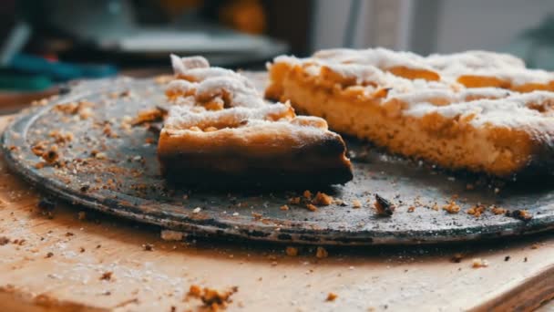 Tarta de manzana de pastelería corta en la cocina casera. Trozos de pastel medio comido en una mesa. Hornear en casa . — Vídeos de Stock