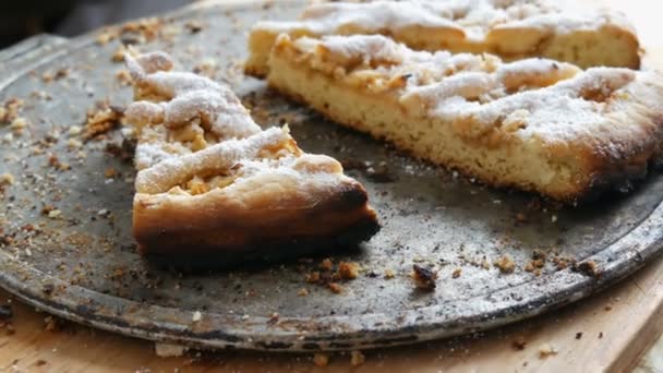 Des morceaux de tarte à moitié mangés sur une table. Cuisson maison. Tarte aux pommes de la pâtisserie courte dans la cuisine maison — Video