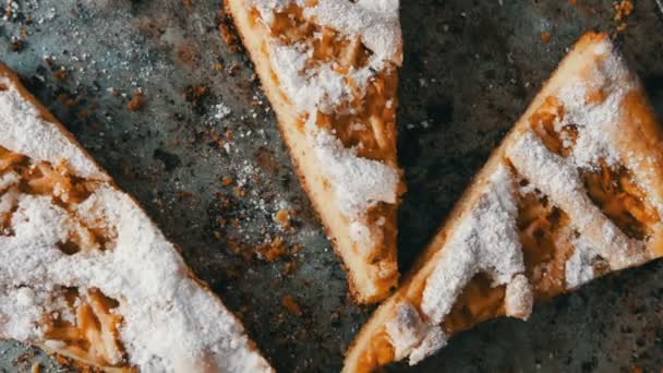 Apfelkuchen aus Mürbeteig in der heimischen Küche. Stücke halb verzehrten Kuchens auf einem Tisch. hausgemachtes Backen. — Stockvideo