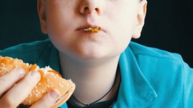 Alternatif olarak bir hamburger ve yağlı kızarmış tavuk kanadı fast food restoran yemek teen