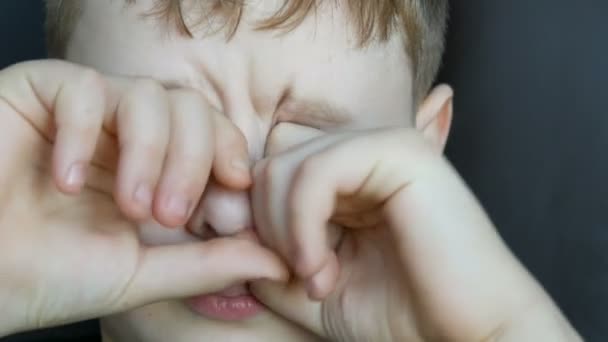 Loiro sonolento menino adolescente esfregar com as mãos os olhos — Vídeo de Stock