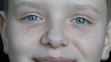 Kameraya gülmeyen mavi gözlü sarışın çocuk çilli samimi güzel neşeli bebek yüzü