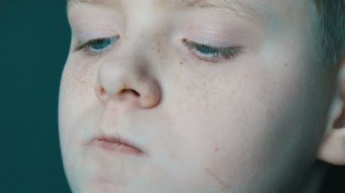 Çikolatalı şeker çilli sarışın çocuk genç yakın çekim