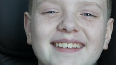 Kameraya gülmeyen mavi gözlü sarışın çocuk çilli samimi güzel neşeli bebek yüzü