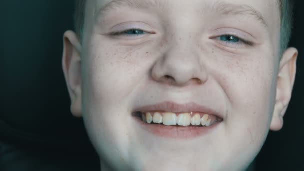 Ragazzo biondo adolescente genuinamente contagioso ridere fino alle lacrime. Emozioni del bambino — Video Stock