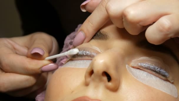 Beautician tar bort speciella wellness botox blandning och molekylär restaurering på ögonfransarna närbild. Professionell procedur för laminering och Botox ögonfransar. — Stockvideo