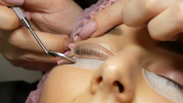 Siliconen krullers of rollen voor het krullen van wimpers. Professionele procedure voor laminering en Botox wimpers moderne genezing. Schoonheidsspecialiste met een speciale ronde spiegel kijkt naar de wimpers — Stockvideo