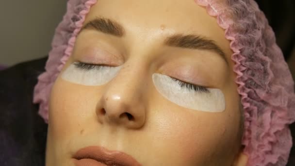 Professional procedure for laminating and Botox eyelashes modern healing. Special patches under the eyes are applied to the surface of the lower row of eyelashes of cosmetologist before healing — Stockvideo