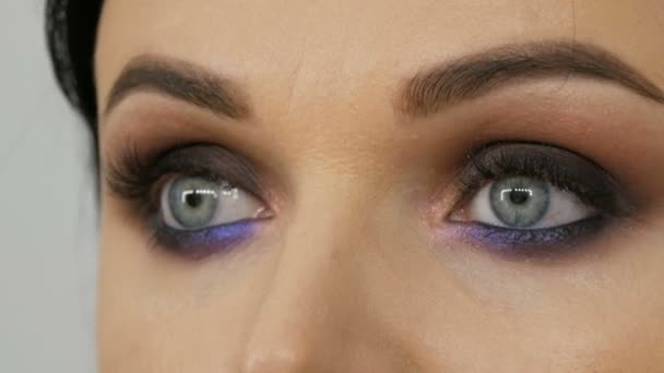 Vackra dyra snygga kvällssminksotade ögon av ovanlig grå och blå nyans av ögonskugga. Vackra kvinnliga blå ögon närbild — Stockvideo