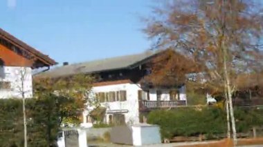 Tipik Bavyera köy ve evlerinin penceresinden görünüm