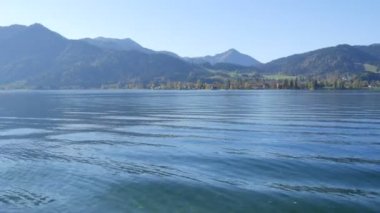 Sonbaharda Tegernsee Gölü. Göl, Bavyera 'nın en temiz göllerinden biridir ve popüler bir turizm merkezidir..