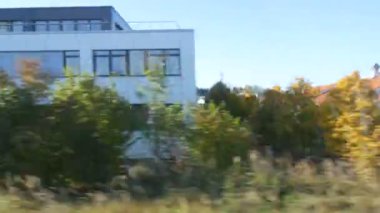 Tipik Bavyera köy ve evlerinin penceresinden görünüm