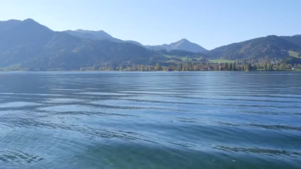 Lacul Tegernsee toamna. Lacul este unul dintre cele mai curate lacuri din Bavaria și este o destinație turistică populară. . — Videoclip de stoc