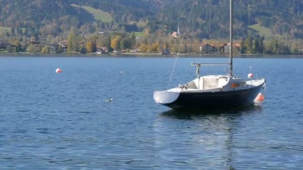 Pequeño barco solitario anclado en una hermosa y pintoresca zona de montaña en el lago Tegernsee, Baviera — Vídeos de Stock