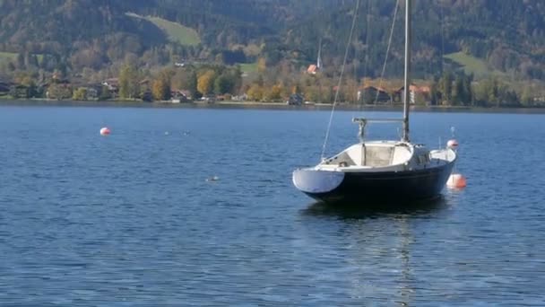 Einsames kleines Boot vor Anker in malerischer Berglandschaft am Tegernsee, Bayern — Stockvideo