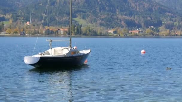 Pequeño barco solitario anclado en una hermosa y pintoresca zona de montaña en el lago Tegernsee, Baviera — Vídeo de stock