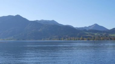 Sonbaharda Tegernsee Gölü. Göl, Bavyera 'nın en temiz göllerinden biridir ve popüler bir turizm merkezidir..