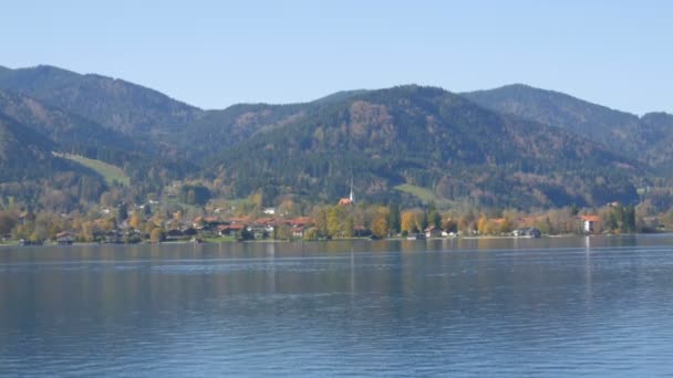 Lago Tegernsee en otoño. El lago es uno de los lagos más limpios de Baviera y es un destino turístico popular . — Vídeo de stock